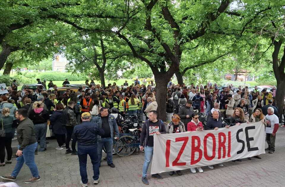 Protest u Novom Sadu: Građani i studenti podržali uhapšene aktiviste Pokreta slobodnih građana i STAV-a Protest u Novom Sadu: Građani i studenti podržali uhapšene aktiviste Pokreta slobodnih građana i STAV-a