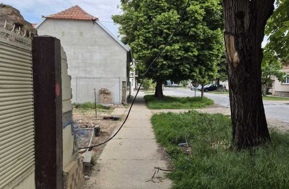 U Staroj Pazovi kabl bez uzemljenja preti prolaznicima, Opština: Dođite lično da prijavite U Staroj Pazovi kabl bez uzemljenja preti prolaznicima, Opština: Dođite lično da prijavite