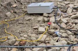 Nakon upozorenja javnosti: Elektrodistribucija uklonila kabl koji je visio iznad trotoara u Staroj Pazovi