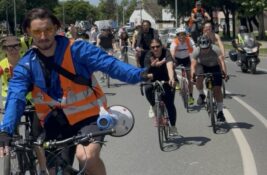 Vostani Serbije: Inđija dočekala kolonu biciklista na putu ka protestu u Šapcu (VIDEO)