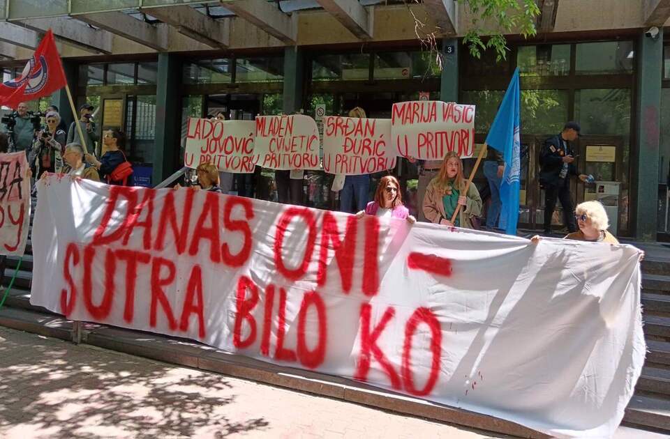 Branilac: Skandalozno je da je profesorka koja štrajkuje glađu odvezena u zatvorsku bolnicu Branilac: Skandalozno je da je profesorka koja štrajkuje glađu odvezena u zatvorsku bolnicu