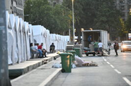 Književno veče u Ćacilendu: Bina, roštilj, suncobrani i šatori