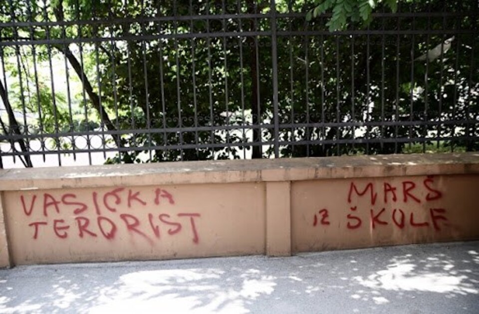 Zborovi građana Novog Sada: Večeras protest ispred Zmaj Jovine gimnazije u Novom Sadu zbog grafita Zborovi građana Novog Sada: Večeras protest ispred Zmaj Jovine gimnazije u Novom Sadu zbog grafita