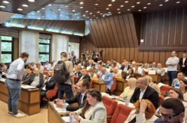 Protesti i incidenti na sednici Skupštine Novog Sada zbog produžetka mandata mesnim zajednicama