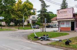 Beška jutros bez semafora: kamion udario i oborio signalizaciju