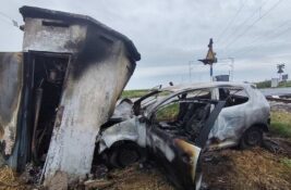Automobil sleteo s puta i zapalio se na pružnom prelazu kod Golubinaca, vozač teško povređen