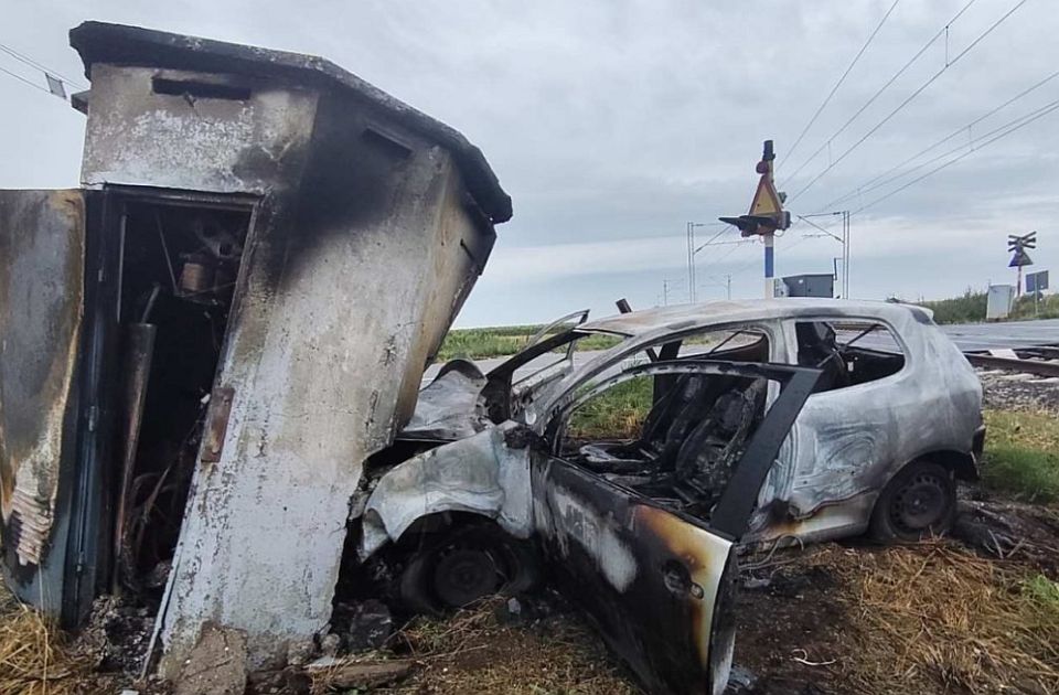 Automobil sleteo s puta i zapalio se na pružnom prelazu kod Golubinaca, vozač teško povređen Automobil sleteo s puta i zapalio se na pružnom prelazu kod Golubinaca, vozač teško povređen