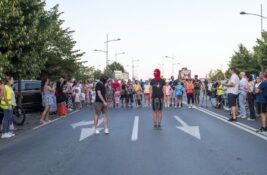 (VIDEO) „Trka privilegija“: Performans kod Varadinskog mosta