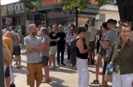 Scena kao u Inđiji: građani u Beogradu mirno preuzimaju prekršajne prijave posle blokade