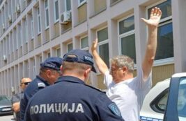Pančevo: Policija privela Nenada Živkovića jer nije hteo da se legitimiše, građani spečili policiju da ga odveze do stanice (VIDEO)