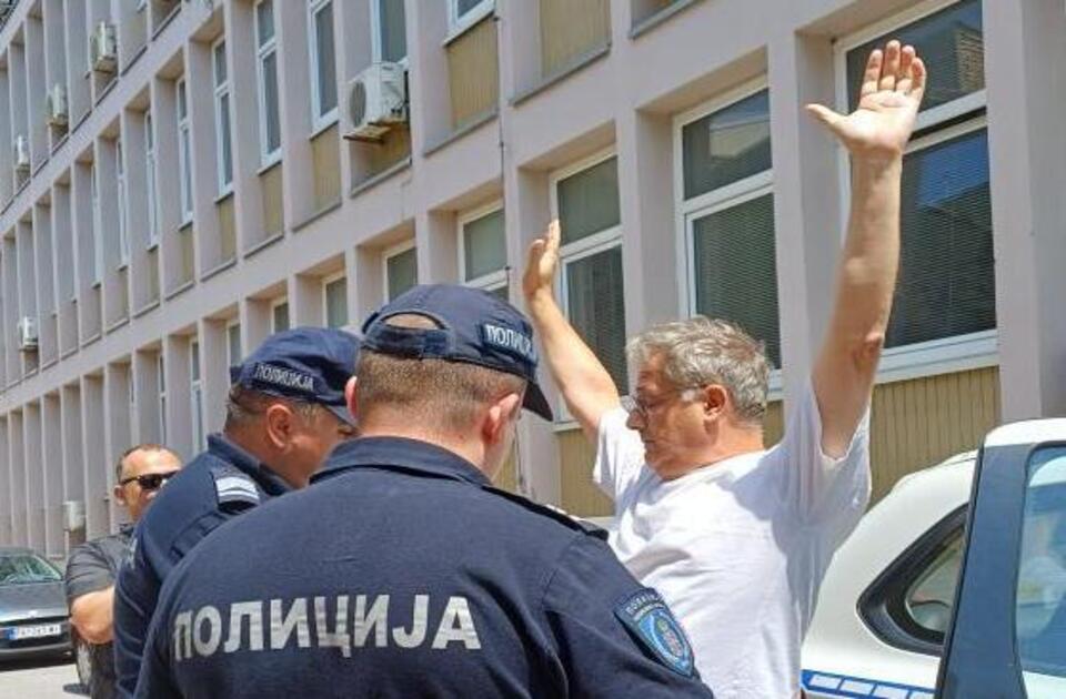 Pančevo: Policija privela Nenada Živkovića jer nije hteo da se legitimiše, građani spečili policiju da ga odveze do stanice (VIDEO) Pančevo: Policija privela Nenada Živkovića jer nije hteo da se legitimiše, građani spečili policiju da ga odveze do stanice (VIDEO)