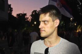 Priveden student s fotografije koja je jedan od simbola protesta