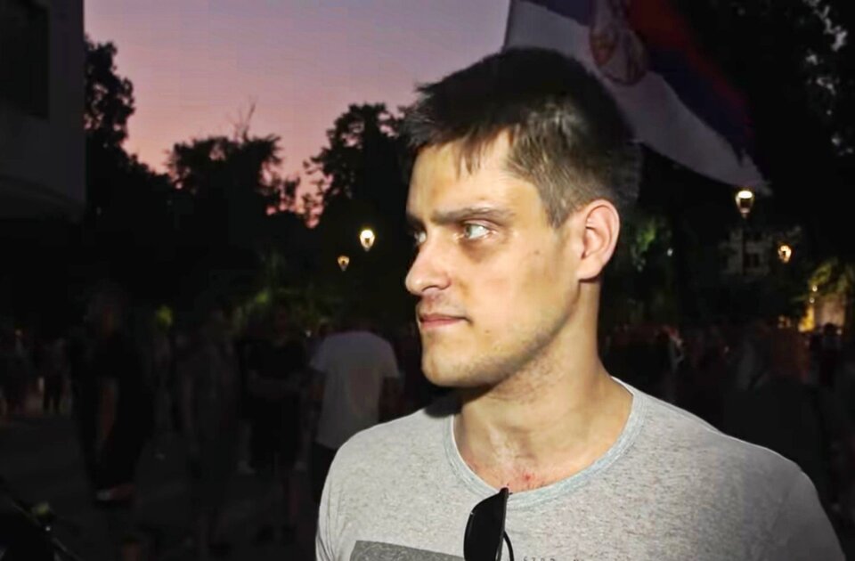 Priveden student s fotografije koja je jedan od simbola protesta
