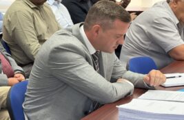 Umesto odgovora o firmi sa jednim zaposlenim, Gašić vređao novinara (VIDEO)