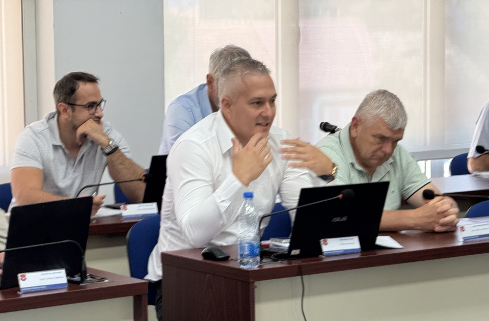 Opozicija traži raspisivanje izbora za savete mesnih zajednica: „Mandati produženi bez osnova“ Opozicija traži raspisivanje izbora za savete mesnih zajednica: „Mandati produženi bez osnova“
