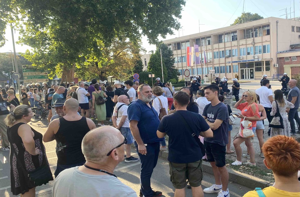 Protest ispred PU Pančevo zbog privođenja studenta Protest ispred PU Pančevo zbog privođenja studenta