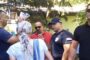 Bački Petrovac: SNS simpatizeri kidali panoe sa fotografijama protesta, policija posmatrala (VIDEO)