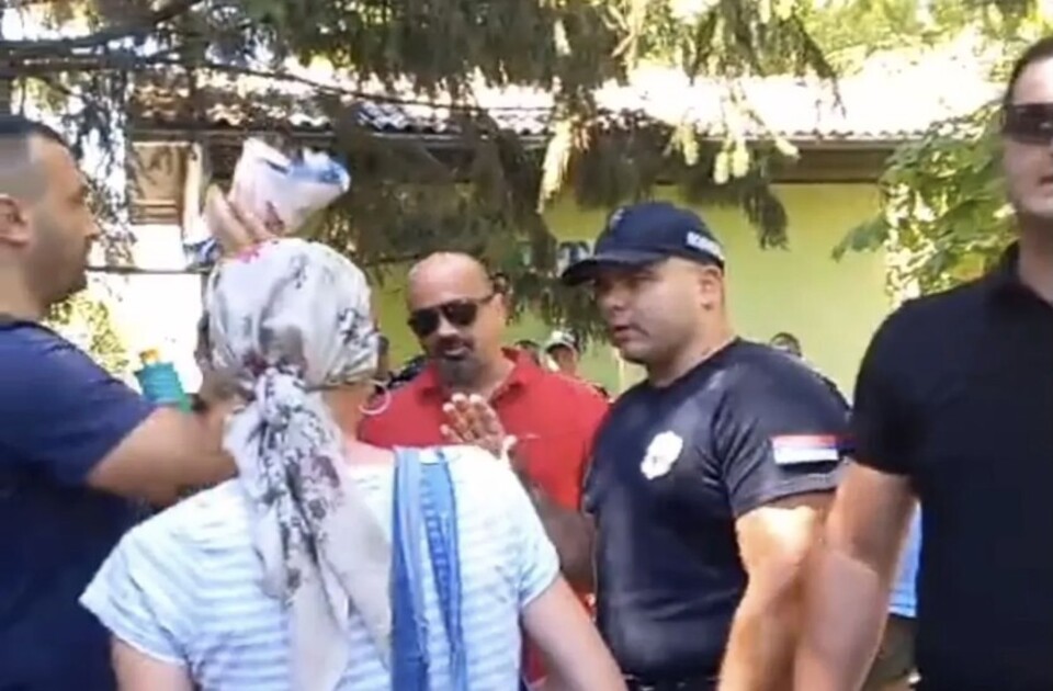 Bački Petrovac: SNS simpatizeri kidali panoe sa fotografijama protesta, policija posmatrala (VIDEO) Bački Petrovac: SNS simpatizeri kidali panoe sa fotografijama protesta, policija posmatrala (VIDEO)