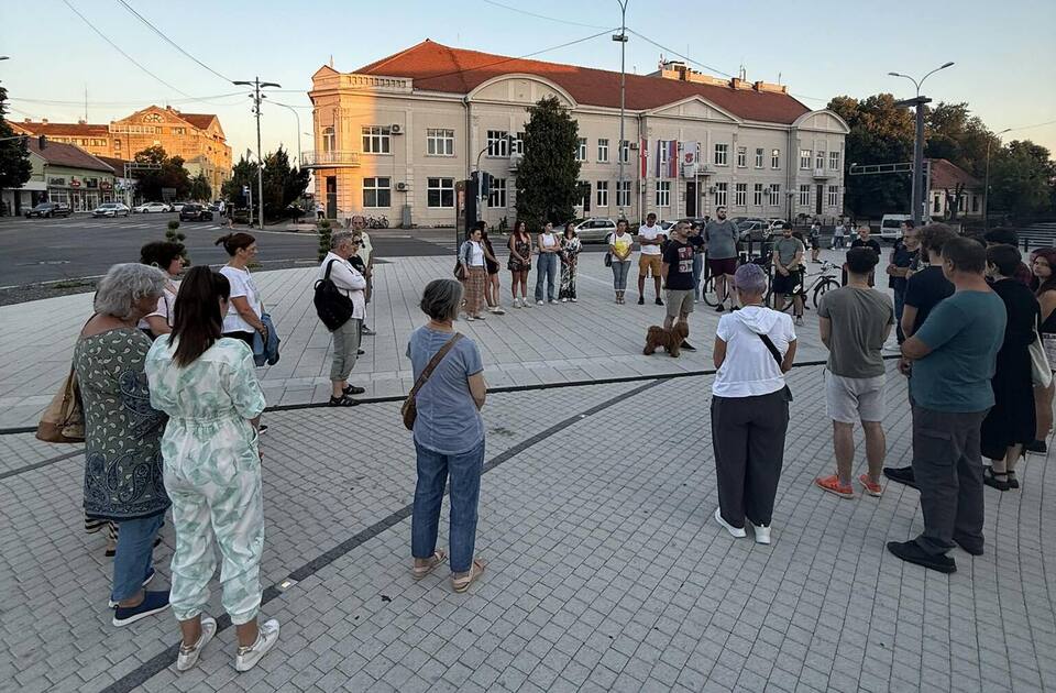 Večeras okupljanje u Inđiji u znak sećanja na 16 stradalih u padu nadstrešnice Večeras okupljanje u Inđiji u znak sećanja na 16 stradalih u padu nadstrešnice