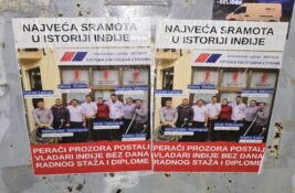 (FOTO) Dok SNS čuva prostorije Inđija oblepljena plakatima „Najveća sramota u istoriji Inđije“