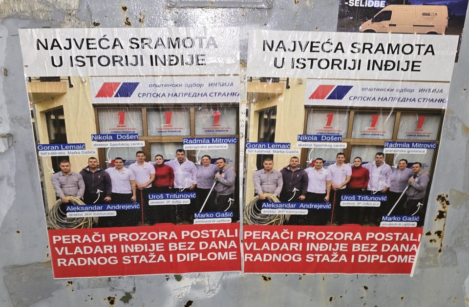 (FOTO) Dok SNS čuva prostorije Inđija oblepljena plakatima „Najveća sramota u istoriji Inđije“ (FOTO) Dok SNS čuva prostorije Inđija oblepljena plakatima „Najveća sramota u istoriji Inđije“