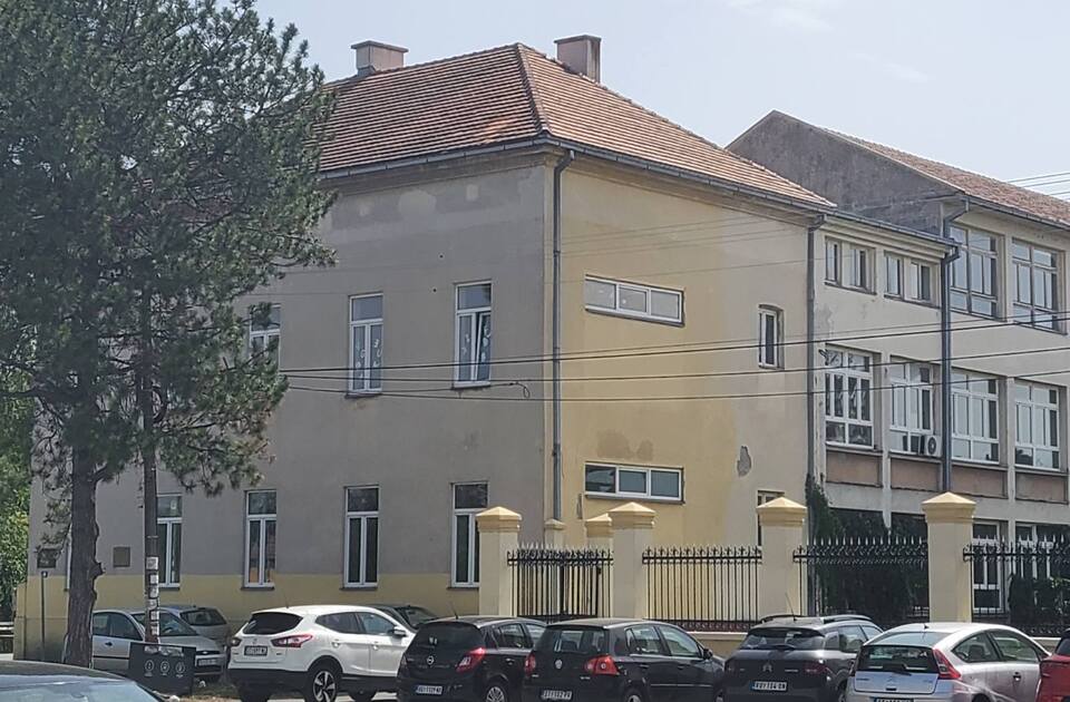 „Pinki“ škola u Staroj Pazovi: deca u privremenim učionicama, rekonstrukcija i dalje u magli „Pinki“ škola u Staroj Pazovi: deca u privremenim učionicama, rekonstrukcija i dalje u magli