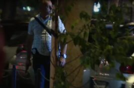 Muškarac sa policijskom značkom potegao pištolj tokom protesta na Novom Beogradu (VIDEO)