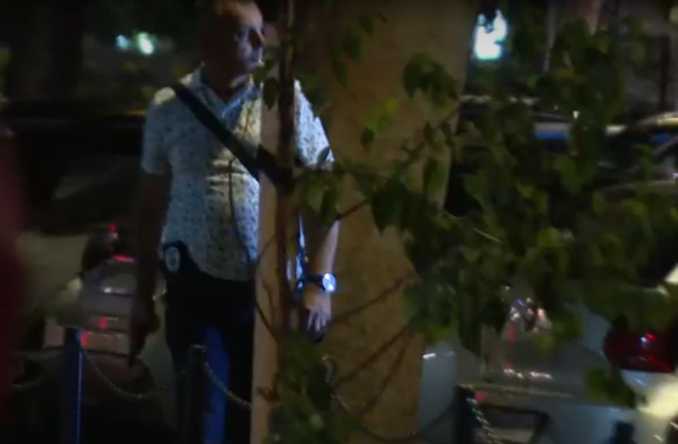 Muškarac sa policijskom značkom potegao pištolj tokom protesta na Novom Beogradu (VIDEO)
