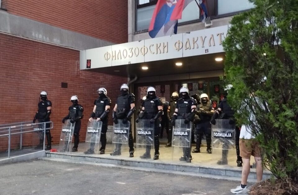 Akademske mreže: Zahtevamo momentalno povlačenje policije sa Filozofskog fakulteta Akademske mreže: Zahtevamo momentalno povlačenje policije sa Filozofskog fakulteta
