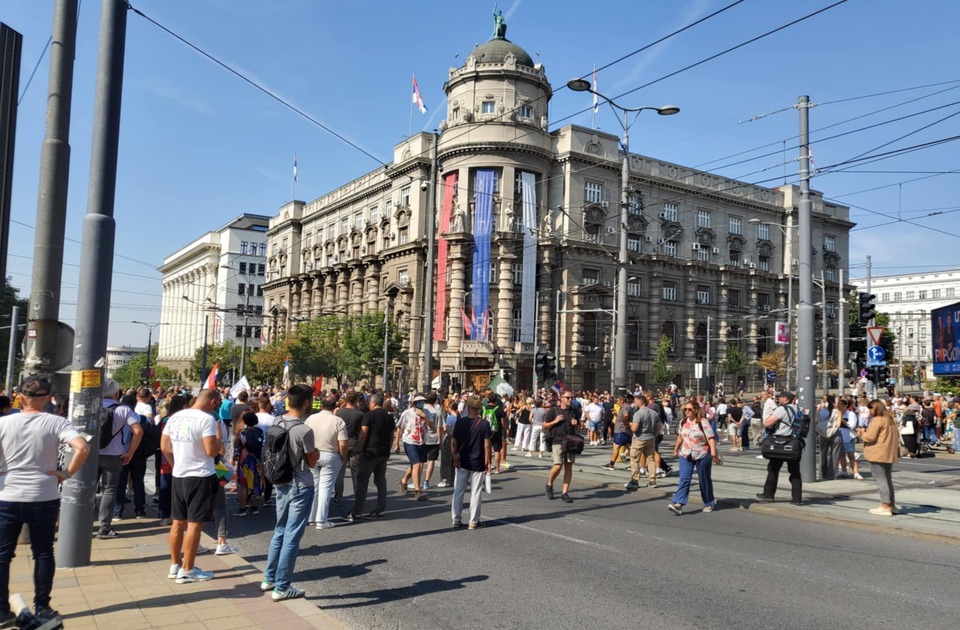 „Indeks je jači od pendreka“: Stotine ljudi zaustavile saobraćaj u centru Beograda (VIDEO)