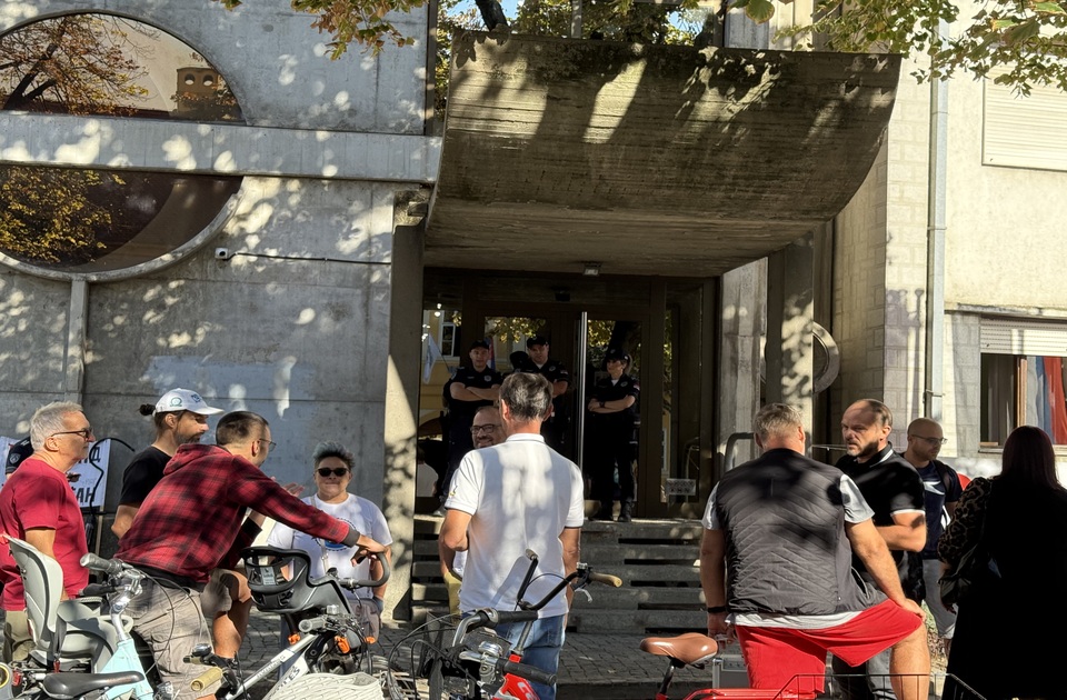 (VIDEO) Sremska Mitrovica: Građankama odbijen ulazak na sednicu i pored ispoštovane procedure