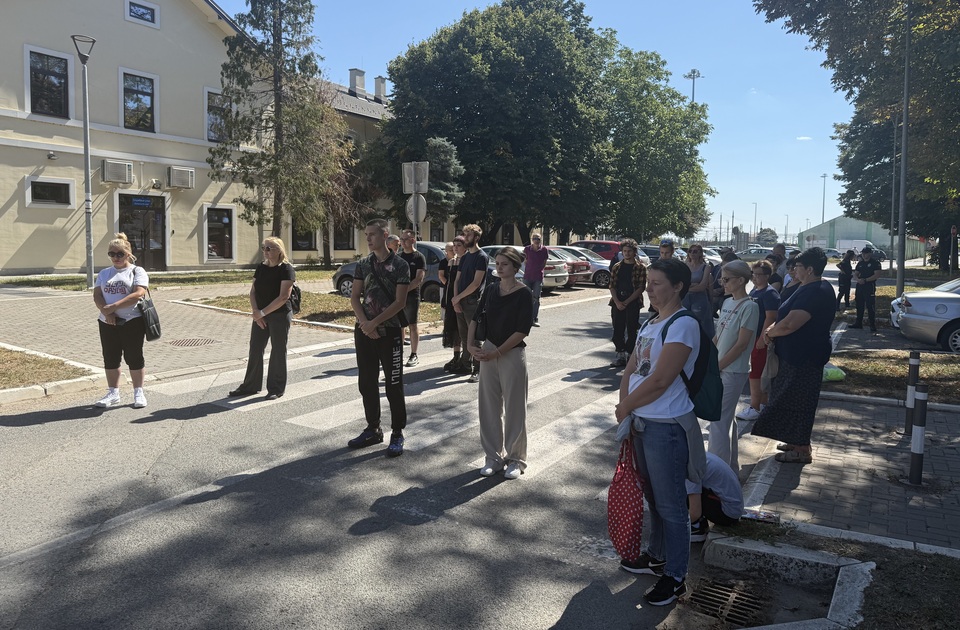Đaci i građani Inđije podsećaju vlast: Tragedija u Novom Sadu nije zaboravljena (VIDEO) Đaci i građani Inđije podsećaju vlast: Tragedija u Novom Sadu nije zaboravljena (VIDEO)