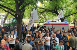 Poljoprivrednici se okupili u Novom Sadu protiv privođenja kolega (VIDEO)