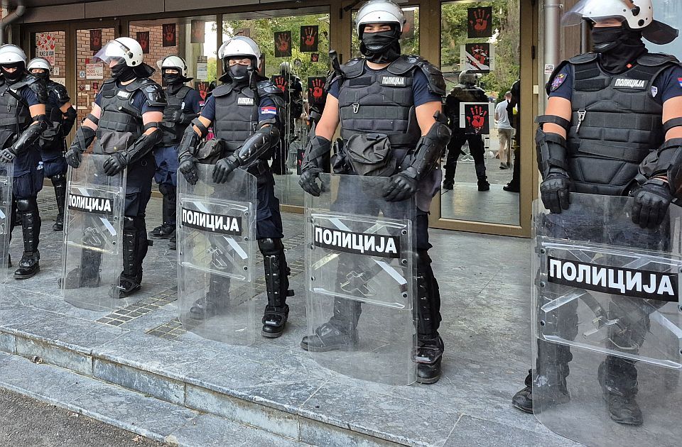 „Srbijo, Novi Sad te zove“ – studenti i srednjoškolci danas u kampusu u znak protesta „Srbijo, Novi Sad te zove“ – studenti i srednjoškolci danas u kampusu u znak protesta