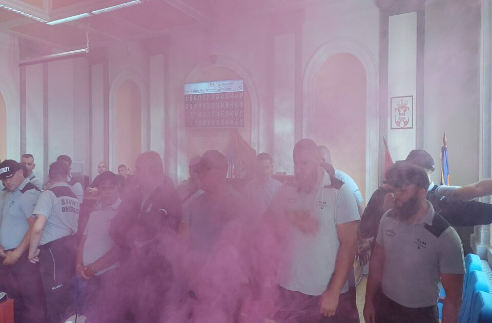 Haos na početku sednice Skupštine Zaječara: Bačena dimna bomba, oglasio se i alarm