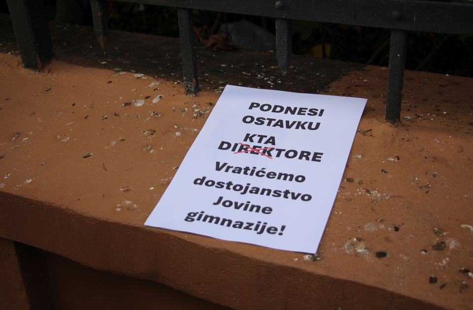 Nastavnici Jovine gimnazije stupaju u štrajk upozorenja: Zaštita prava i dostojanstva Nastavnici Jovine gimnazije stupaju u štrajk upozorenja: Zaštita prava i dostojanstva