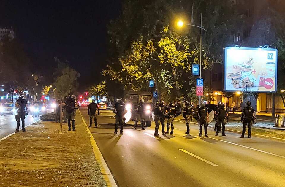 Akademski plenum traži Vučićevu ostavku zbog brutalnosti policije u Novom Sadu Akademski plenum traži Vučićevu ostavku zbog brutalnosti policije u Novom Sadu