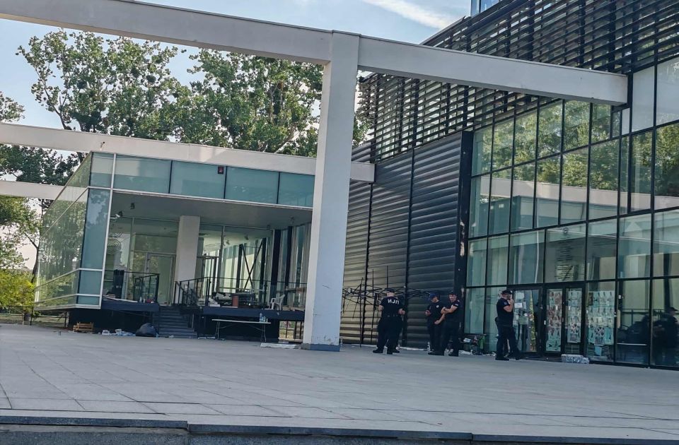 Policija iz Filozofskog prešla u Rektorat Univerziteta u Novom Sadu Policija iz Filozofskog prešla u Rektorat Univerziteta u Novom Sadu