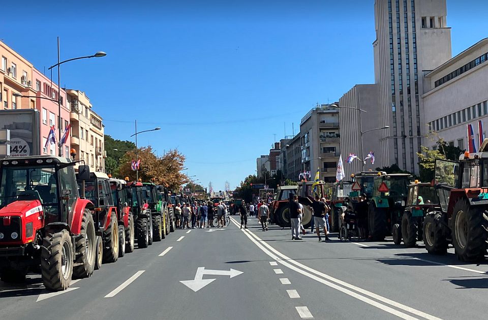 Paori iz cele Vojvodine stigli ispred Banovine (VIDEO) Paori iz cele Vojvodine stigli ispred Banovine (VIDEO)