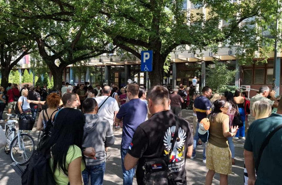 Građani i studenti ispred novosadskog suda: Podrška uhapšenima tokom protesta Građani i studenti ispred novosadskog suda: Podrška uhapšenima tokom protesta