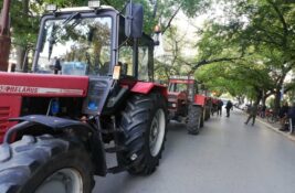 Poljoprivrednici nastavili proteste u Novom Sadu: Traktori ispred suda, bez blokada saobraćaja