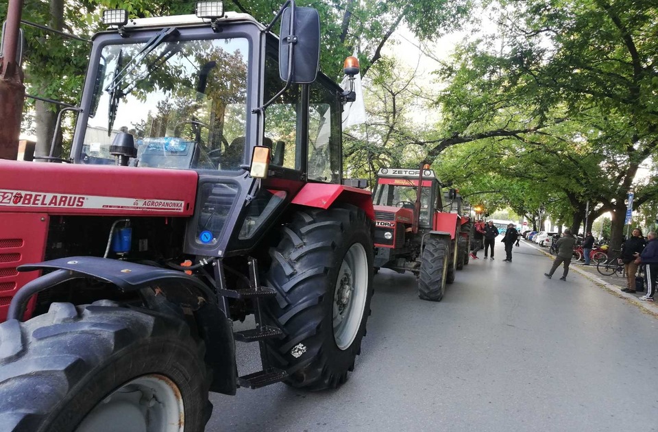Poljoprivrednici nastavili proteste u Novom Sadu: Traktori ispred suda, bez blokada saobraćaja Poljoprivrednici nastavili proteste u Novom Sadu: Traktori ispred suda, bez blokada saobraćaja