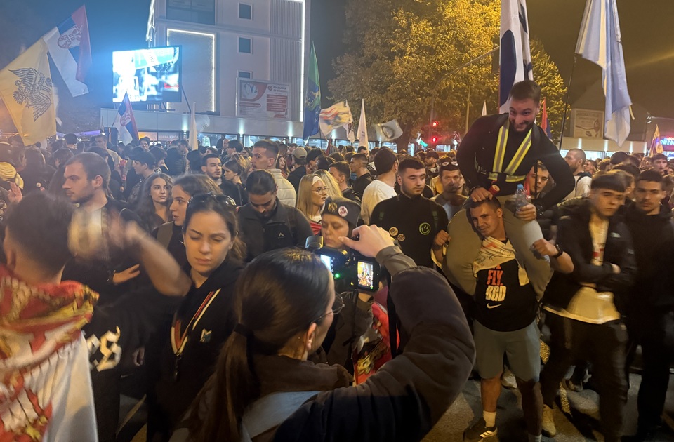 Inđinčani dočekali studente pešake: solidarno protiv zabrana (VIDEO) Inđinčani dočekali studente pešake: solidarno protiv zabrana (VIDEO)