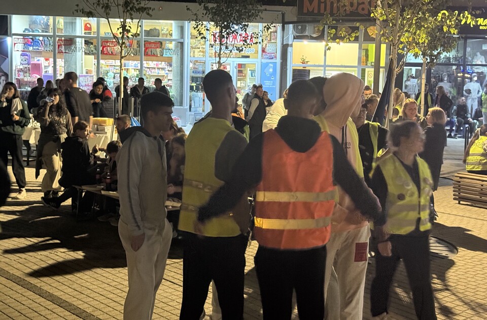 Više stotina Inđinčana dočekalo studente iz Novog Pazara (VIDEO) Više stotina Inđinčana dočekalo studente iz Novog Pazara (VIDEO)