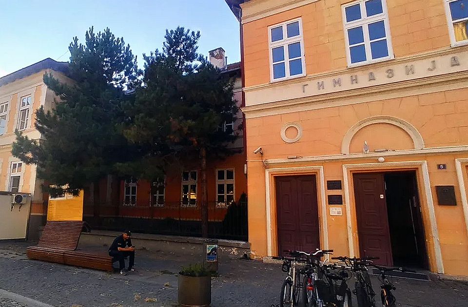 Učenici blokirali Gimnaziju „Uroš Predić“ u Pančevu zbog spornog imenovanja direktora Učenici blokirali Gimnaziju „Uroš Predić“ u Pančevu zbog spornog imenovanja direktora