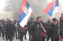 Grupa Srba sa Kosova pešice ka Novom Sadu u znak podrške Vučiću (VIDEO) Grupa Srba sa Kosova pešice ka Novom Sadu u znak podrške Vučiću (VIDEO)