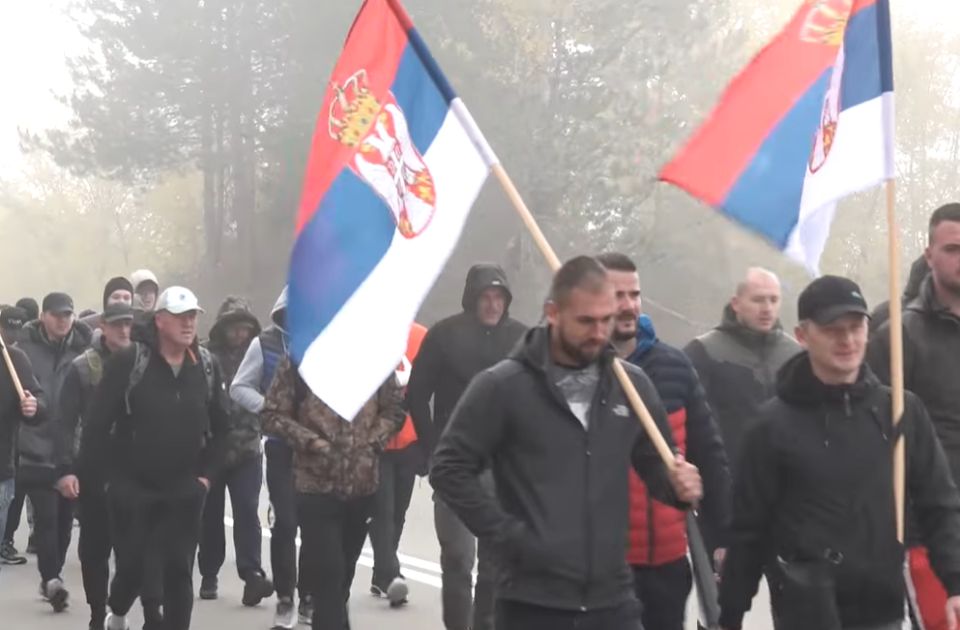 Grupa Srba sa Kosova pešice ka Novom Sadu u znak podrške Vučiću (VIDEO) Grupa Srba sa Kosova pešice ka Novom Sadu u znak podrške Vučiću (VIDEO)