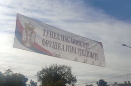 SNS pretvorio Irig u „Ćacilend“: Opozicija osuđuje zloupotrebu dece i javnih resursa