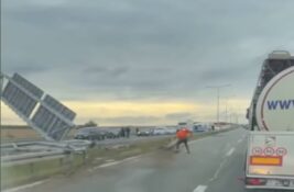 Prekinut saobraćaj na auto-putu kod Inđije: Kamion probio zaštitnu ogradu (VIDEO)