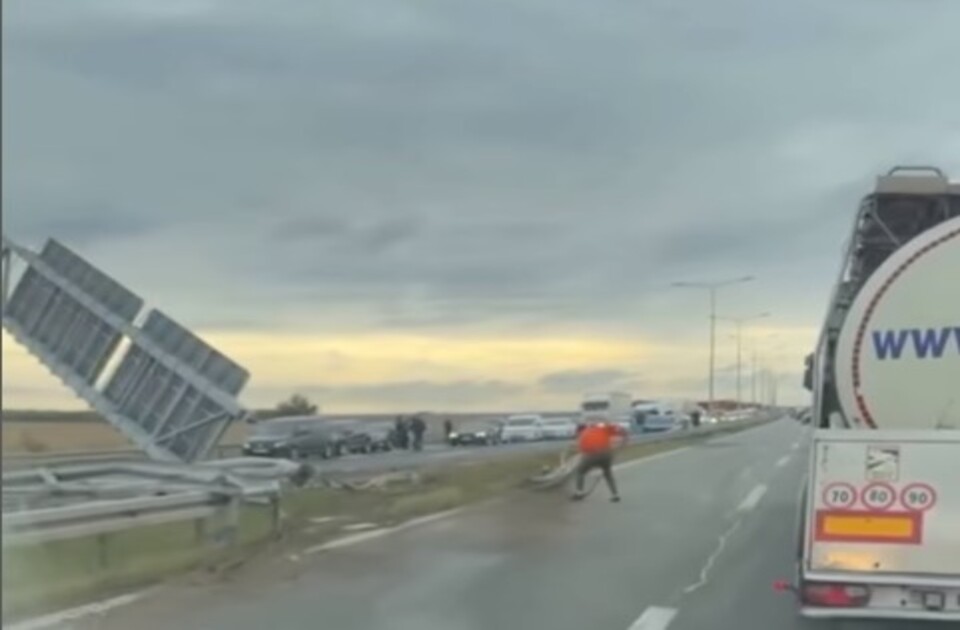Prekinut saobraćaj na auto-putu kod Inđije: Kamion probio zaštitnu ogradu (VIDEO)